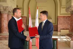 Vertragsunterzeichnung im Einigungssaal in Alba Iulia (Foto: LK Prignitz)
