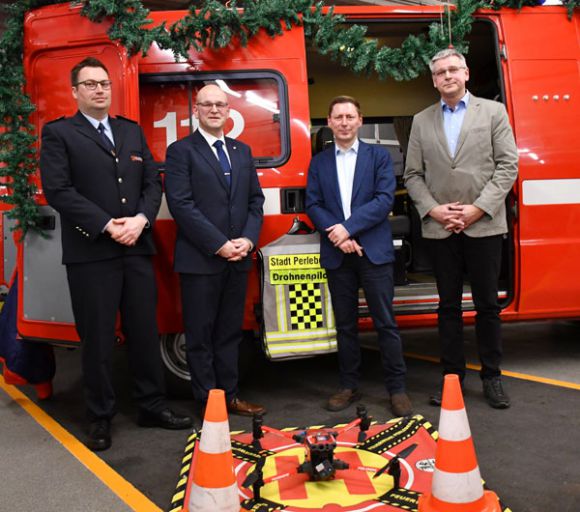 Bei der Übergabe des Gerätewagens Drohne (v.l.n.r.): Perlebergs Stadtwehrführer Maik Müller, der Prignitzer Landrat Christian Müller, Perlebergs Bürgermeister Axel Schmidt und Marcus Bethmann, Sachbereichsleiter Brand- und Katastrophenschutz beim Landkreis Prignitz. Foto: Bernd Atzenroth / Landkreis Prignitz